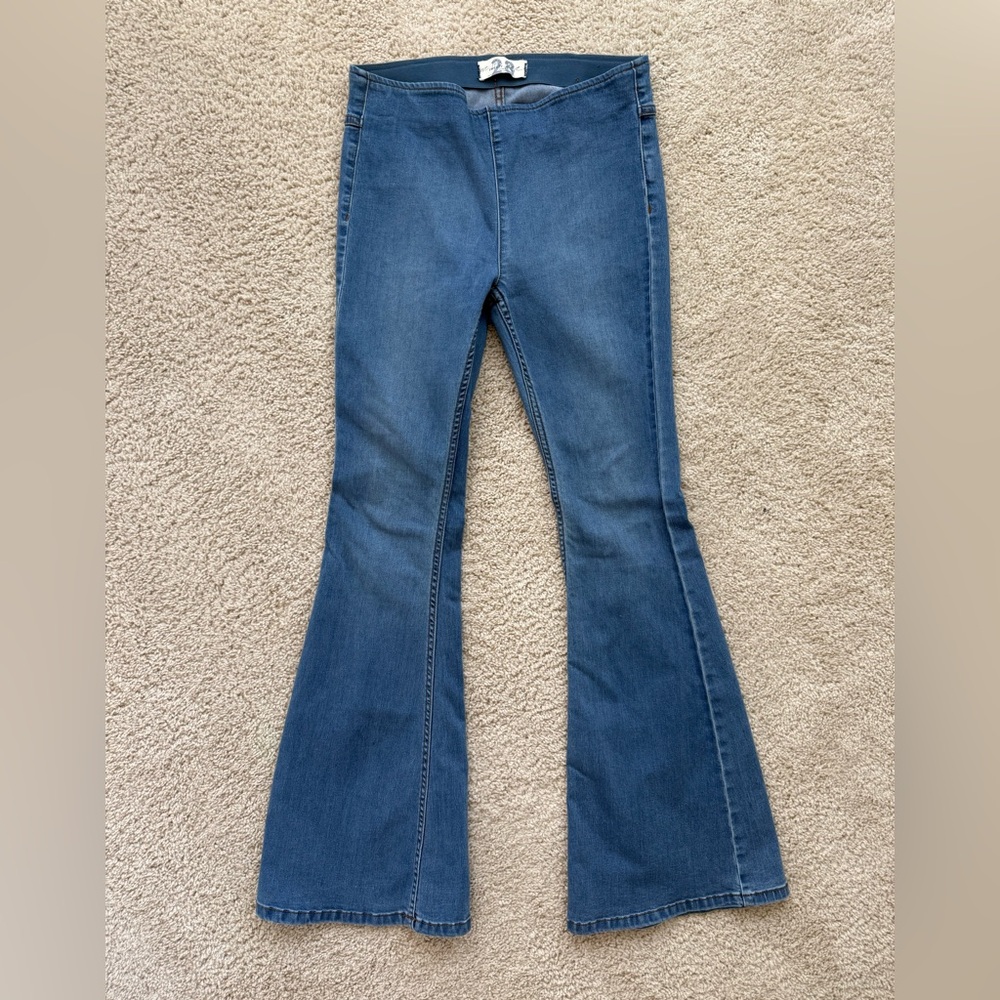 Free People Penny Pull-On Flare Jeans
Like new. 
Size 28 short